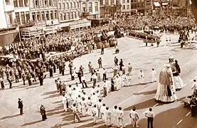 M. et Mme Goliath sur la Grand-Place de Mons en 1976.