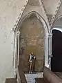 Statuette et trace de peintures anciennes