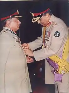 Deux militaires en uniforme