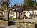 Bibliothèque et club 3e âge.