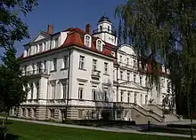 Le château de Genshagen en été.