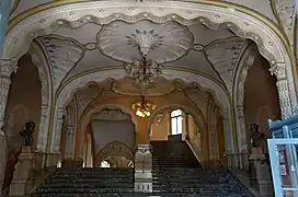 Hall d'entrée. À droite, buste de Lóczy Lajos ; à gauche, buste de Hantken Miksa (de)