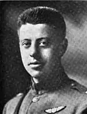 Photo noir et blanc de George Kenney en tenue de capitaine de l'US army.