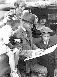 George Herriman, qui est né dans une famille créole, portait un chapeau pour cacher sa texture de cheveux. Son certificat de décès l'a identifié comme étant de race blanche.