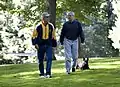 Le président George W. Bush et son Chief of Staff Josh Bolten marchant avec le chien du président Barney&nbsp;(en), à Camp David, le 21 juillet 2007.