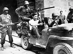 Soldats de la 92e&nbsp;division encadrant un prisonnier allemand.