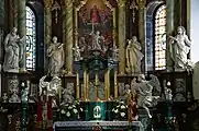 Autel principal dans l'église