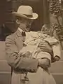 Melville Bell Grosvenor dans les bras de son père Gilbert Hovey Grosvenor en 1902