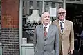 Gilbert et Georgeduo de photographes plasticiens britanniques.