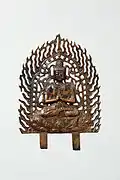 Bodhisattva aux mains jointes. Plaque bordée de flammes ajourées. Bronze doré, H. 24&nbsp;cm, v. 680