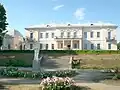 Façade néoclassique du château