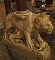 La lionne allaitant ses petits