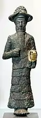 Statuette d'une divinité. Suse, début du IIe millénaire av. J.-C. musée du Louvre.