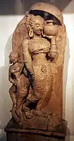 Terre cuite de la déesse fluviale Ganges et des accompagnateurs ; 1,47&nbsp;mètre, provenant d'Ahicchatra, aujourd'hui Musée national de New Delhi