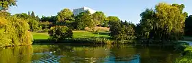 Vue du golf de Nîmes Campagne avec en arrière-plan le club-house baptisé White Home.