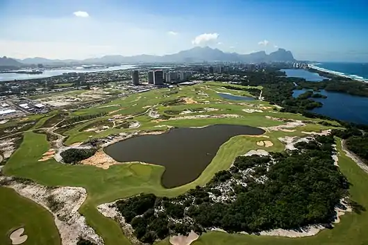 Vue aérienne d'un parcours de golf.