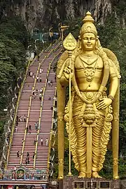 Entrée des grottes, avec la statue de Murugan, de 42,7&nbsp;mètres de haut, et vue de l'escalier.