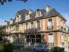 Hôtel de ville, 64 rue de Paris ; façade sud sur le parc.