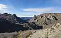Vue générale avec le Caroux à l'est (gauche) des monts de l'Espinouse à l'ouest (droite)