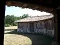Vue de l'intérieur de la bergerie (août&nbsp;2012)
