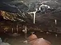 Vue de la grotte de Gough présentant des stalactites et des stalagmites.