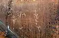 Gouiret bent Saloul, personnage à phallus et bouclier, lion et autruche