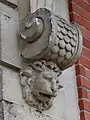 Détail d'une console supportant le balcon de la façade arrière.