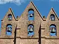 et son clocher-mur