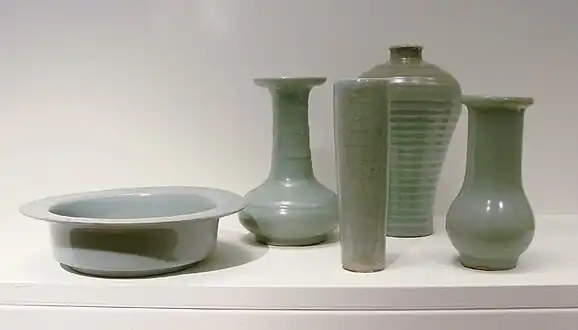 Ensemble de grès à couverte céladon. Zhejiang, Longquan, Dynastie Song du Sud, XIIIe&nbsp;siècle, Chine du Sud.