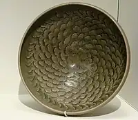 Bol, grès gris à couverte céladon, décor découpé à motifs de pivoines. Chine du Nord, Shaanxi, Yaozhou, dynastie des Song du Nord, XIe - XIIe&nbsp;siècle.