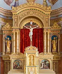 Le choeur de l'église de la paroisse d'Ortisei, datant du XVIIIe&nbsp;siècle, dans une décoration de Carême. Mars 2020.