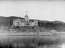 Le « Grand Hôtel », détruit par un incendie en 1919, haut lieu du tourisme où séjournait Guillaume II d'Allemagne