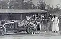 Ferenc Szisz fait changer son pneu arrière gauche éclaté, en 2 minutes 30 secondes (devant Henri de Rothschild, alors commissaire).