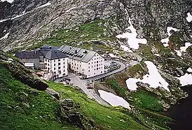 L'hospice du Grand-Saint-Bernard.