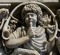 Soldat jouant du buccin (Rome antique,  IIIe&nbsp;siècle apr. J.-C.).