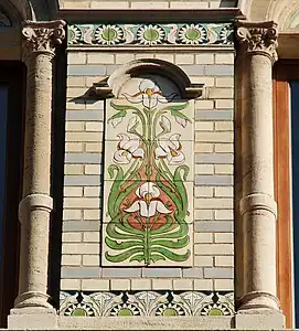 Céramiques florales du 3e&nbsp;étage.