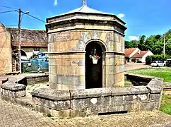 L'édicule de puisage (de plan octogonal) de la grande fontaine.