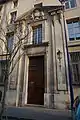 La grande porte sur la rue de la Monnaie.