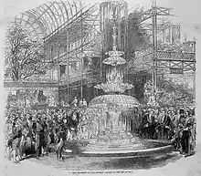Logos de Schweppes (ancien et actuel) représentant la fontaine mise en place lors de l'exposition universelle de 1851 (à gauche, dessin de la véritable fontaine de 8 mètres).