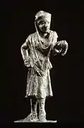 Figurine en bronze d'un acteur tenant un masque, v.&nbsp;150-100 av. J.-C. Walters Art Museum.