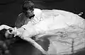 «&nbsp;Trash the dress&nbsp;» aquatique, avec l'aide du marié.