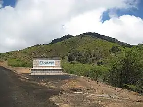 Vue d'une entrée du parc national d'Ascension, Green Mountain culminant en arrière-plan.