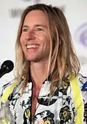 Greg Cipes interprète la voix de Michelangelo.