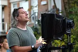 Gregory Crewdsonphotographe de tableau photographique, avec sa chambre 8x10.