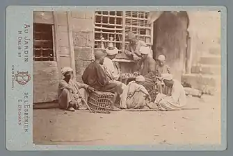 Délié & Béchard, [Groupe devant un café avec un jeu de société], portrait-carte, 1869-1890, coll. Rijksmuseum