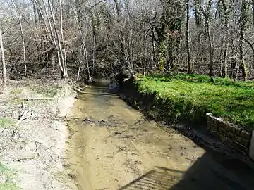 En amont de la RD 38, en limites de Saint-Étienne-de-Puycorbier et Saint-Michel-de-Double.