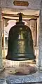 Grosse cloche offerte au temple par Singapour en 2000