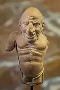 Torse de bossu. Smyrne (Izmir), nécropole hellénistique. IIe siècle.Terre cuite, H. 8 cm. Louvre