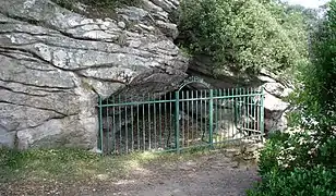 La grotte Saint-Philbert s'ouvre dans le bois de la Chaise, sur la côte orientale de l'île de Noirmoutier.