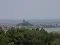 La tour vue depuis la garrigue.